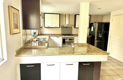 Guadalupe Inn Casa | Casa moderna de Lujo: Para familias, con jardín en exclusiva y segura comunidad.