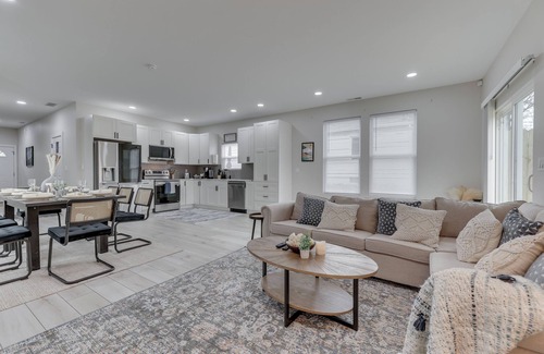 Indianapolis Casa | Luxury Modern Nearby Downtown Indy Escape: New Built. Game Room, 75” TVs