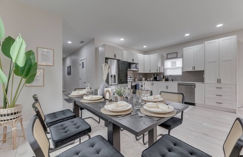 Indianapolis Casa | Luxury Modern Nearby Downtown Indy Escape: New Built. Game Room, 75” TVs