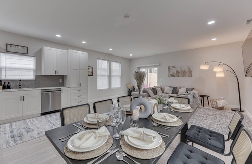 Indianapolis Casa | Luxury Modern Nearby Downtown Indy Escape: New Built. Game Room, 75” TVs