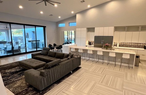Chandler Casa | Luxury Modern Oasis - Gym & Pool