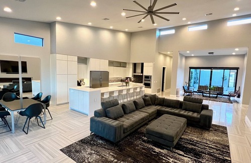 Chandler Casa | Luxury Modern Oasis - Gym & Pool