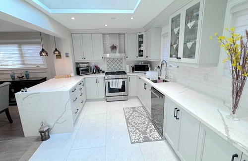 Cooksville Casa | Luxury Modern Retreat: Sauna, Theatre, Pool Table