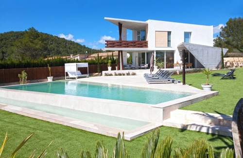 Crestatx Chalet De Esquí | Villa de lujo de estilo moderno con jardín y piscina climatizada