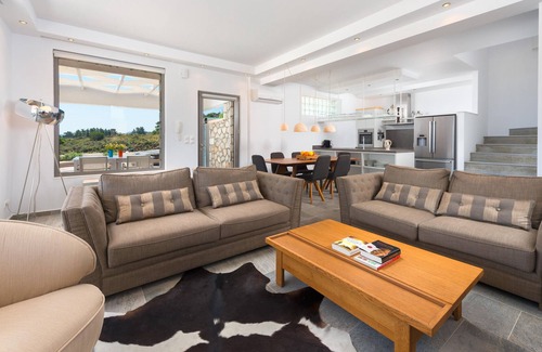 Kalithies Villa | ¡Villa de lujo moderna con vistas al mar a solo 7 minutos en coche del centro de Faliraki!