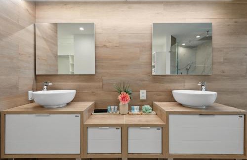 Palm Beach Gardens Casa | Luxury Modern Waterfront House in BEST Location! King Bed Suite & Close to Beach