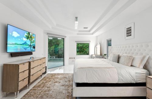 Palm Beach Gardens Casa | Luxury Modern Waterfront House in BEST Location! King Bed Suite & Close to Beach