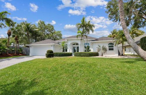 Palm Beach Gardens Casa | Luxury Modern Waterfront House in BEST Location! King Bed Suite & Close to Beach