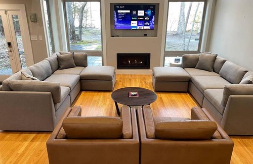 Mount Holly Casa | Luxury Modern Waterfront Retreat