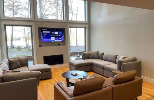 Mount Holly Casa | Luxury Modern Waterfront Retreat