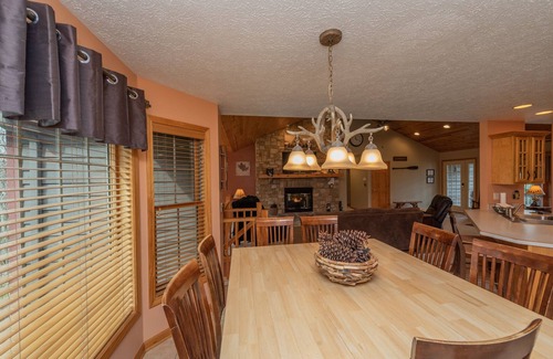 Mountainside Casa | Mountain High- Lake Access Home w / Fire Pit y Jacuzzi