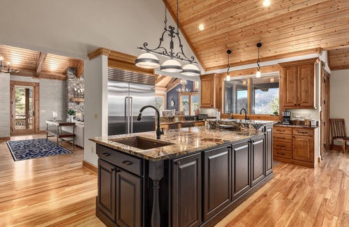 Clyde Casa | Luxury Mountain Estate w Panoramic Mountain Views