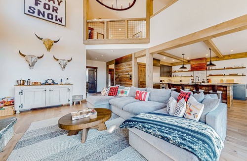 Bolingbrook Condominio | Luxury mountain home with fireplace, children's items, & expansive outdoor space