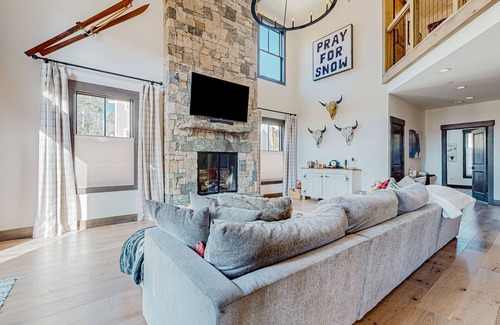 Bolingbrook Condominio | Luxury mountain home with fireplace, children's items, & expansive outdoor space