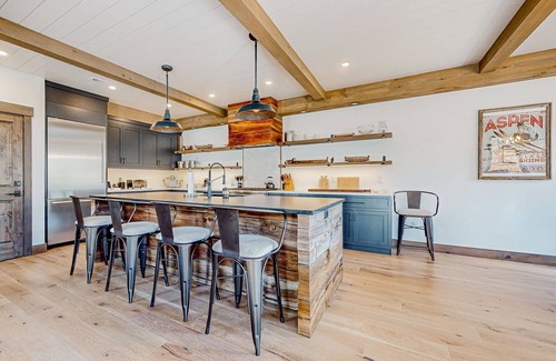 Bolingbrook Condominio | Luxury mountain home with fireplace, children's items, & expansive outdoor space