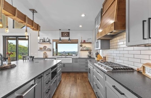 Maynardville Casa | Luxury Mountain & Lakeside Retreat with Hot Tub