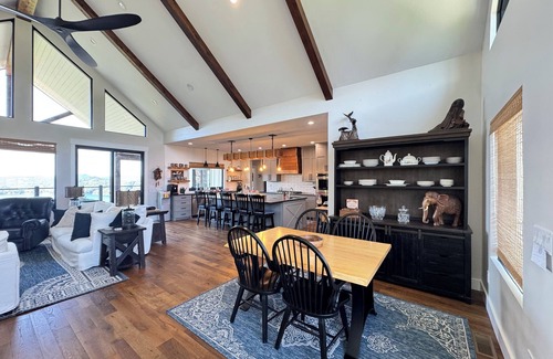 Maynardville Casa | Luxury Mountain & Lakeside Retreat with Hot Tub