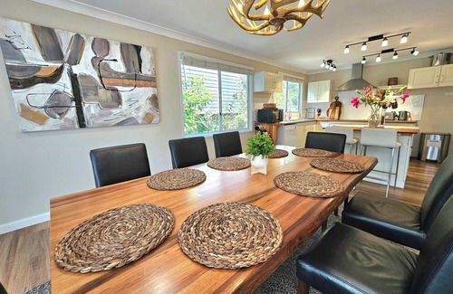 Sydney Casa | Luxury Mountain Retreat, 6 Bedroom, 3 Bathroom with Gym and Heated Swimming Pool