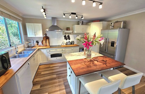 Sydney Casa | Luxury Mountain Retreat, 6 Bedroom, 3 Bathroom with Gym and Heated Swimming Pool