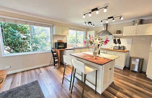 Sydney Casa | Luxury Mountain Retreat, 6 Bedroom, 3 Bathroom with Gym and Heated Swimming Pool