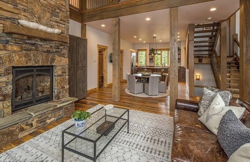 Big Sky Cabina | Luxury Mountain Retreat: SPA, Deck, 2 Living Spaces