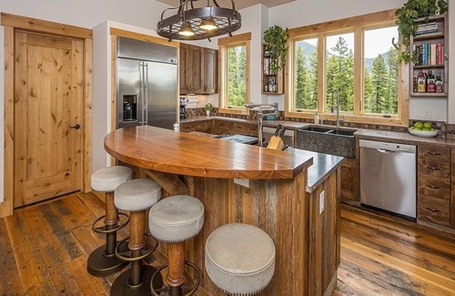 Big Sky Cabina | Luxury Mountain Retreat: SPA, Deck, 2 Living Spaces