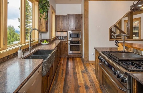 Big Sky Cabina | Luxury Mountain Retreat: SPA, Deck, 2 Living Spaces