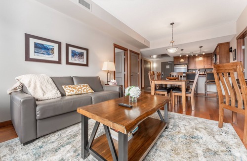 Canmore Condominio | Luxury Mountain View Condo - 2 King beds/Hot Tub/Pool