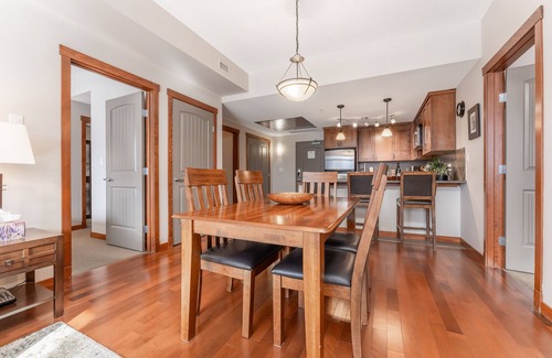 Canmore Condominio | Luxury Mountain View Condo - 2 King beds/Hot Tub/Pool