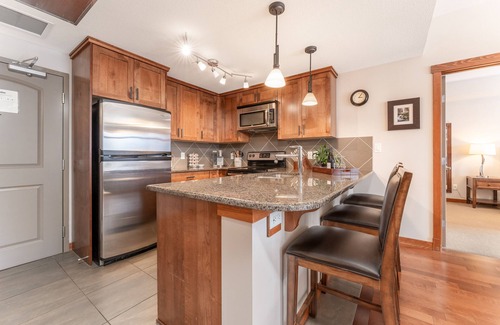 Canmore Condominio | Luxury Mountain View Condo - 2 King beds/Hot Tub/Pool