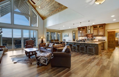 Unaka Cabina | Luxury & Mountain Views! 4000 SqFt w/Hot Tub, Theater, Arcade, Pool, & Discounts