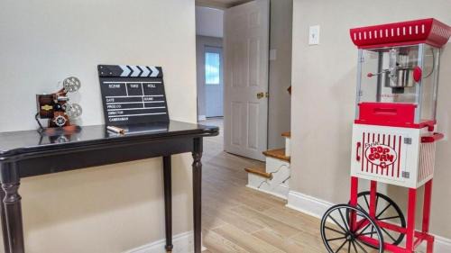 Seminary Hill Casa | Luxury Movie Theater Home 10 mins to Washington DC