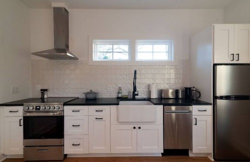 Old Village Casa | 2 Bdrm Cottage in Old Mount Pleasant