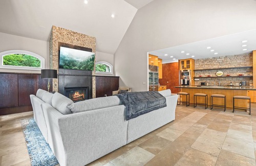 Chapel Hill Casa | Luxury near UNC - 5 King Suites, Pool, Game Room, Spacious