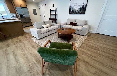 Montgomery Apartamento | Luxury New 1BR 950 sq ft apartment. Sleeps 4. Stocked Kitchen, 2 Tvs, Parking.
