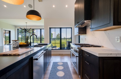 Copake Lake Otro | Luxury New 6-Bedroom Modern Farmhouse with Hot tub, nr Golf, Ski, Copake Lake