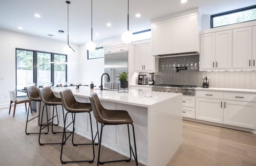 Galindo Casa | Luxury New Build, Private Pool and Spa, Sleeps 10 all King, 4 min to Dt