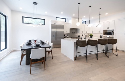 Galindo Casa | Luxury New Build, Private Pool and Spa, Sleeps 10 all King, 4 min to Dt