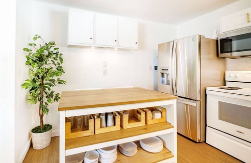 East Shore Casa | Luxury New Haven Retreat Private Pool, Gym, Cinema Near Yale & Beaches
