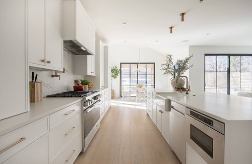 Barths Casa | Luxury new Large Farmhouse 10 minutes from Downtown + big yard - sleeps 10