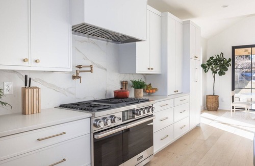 Barths Casa | Luxury new Large Farmhouse 10 minutes from Downtown + big yard - sleeps 10