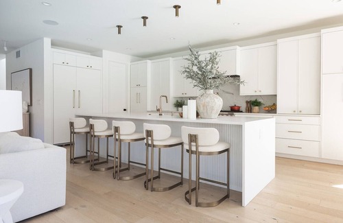 Barths Casa | Luxury new Large Farmhouse 10 minutes from Downtown + big yard - sleeps 10