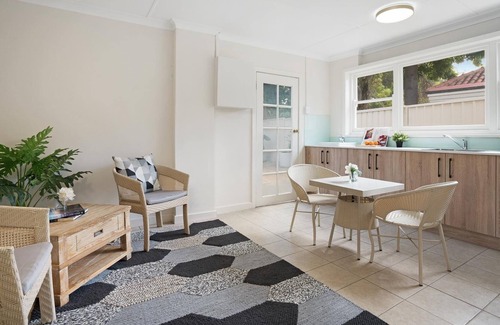 Dalkeith Casa | luxury new renovated resort style house with park views.