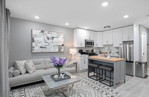 The Heights Condominio | Luxury NYC Condo with Private Deck | Mins to NYC