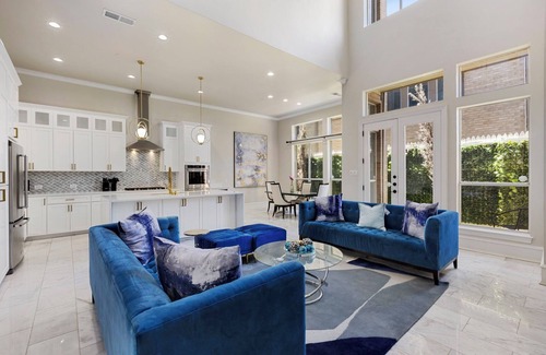 Oak Lawn Casa | Luxury Oak Lawn Oasis, Game Room, Parking, Balcony. The Best Area of Dallas