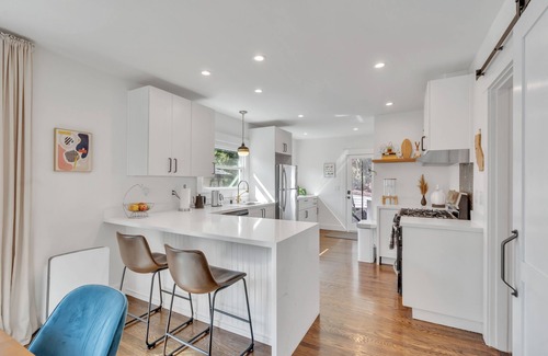 Dimond Casa | Luxury Oakmore Craftsman Bungalow 2Br/2Ba King Bed