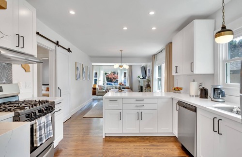 Dimond Casa | Luxury Oakmore Craftsman Bungalow 2Br/2Ba King Bed