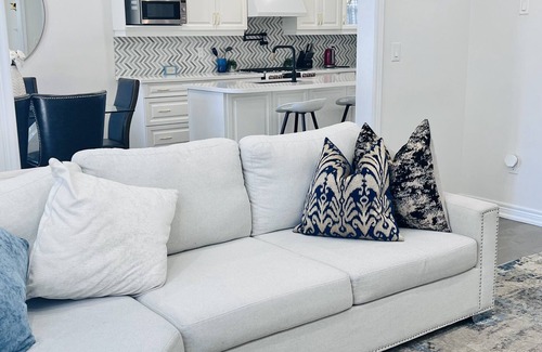 Oakville Casa | Luxury Oakville Home, Cozy, Hot Tub, Gas Fireplace, 4 Bedrooms, 3.5 Baths
