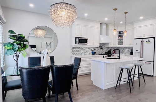 Oakville Casa | Luxury Oakville Home, Cozy, Hot Tub, Gas Fireplace, 4 Bedrooms, 3.5 Baths