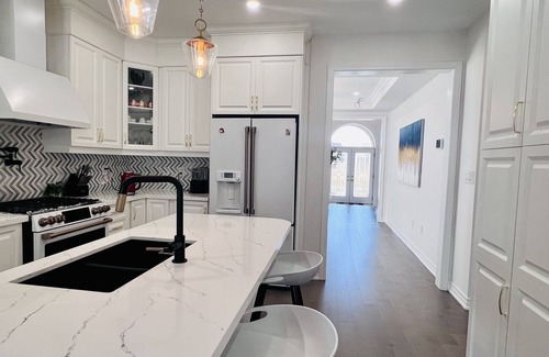 Oakville Casa | Luxury Oakville Home, Cozy, Hot Tub, Gas Fireplace, 4 Bedrooms, 3.5 Baths